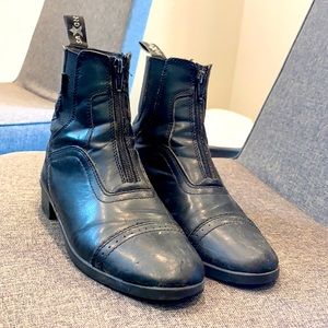 Black women’s Saxon paddock boots. Size 5.5